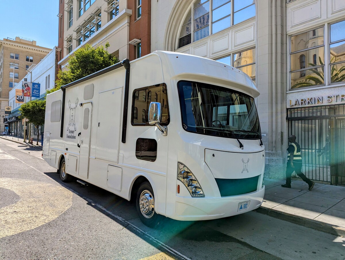 Picture #2 of the Tenner dental mobile unit in action in SF